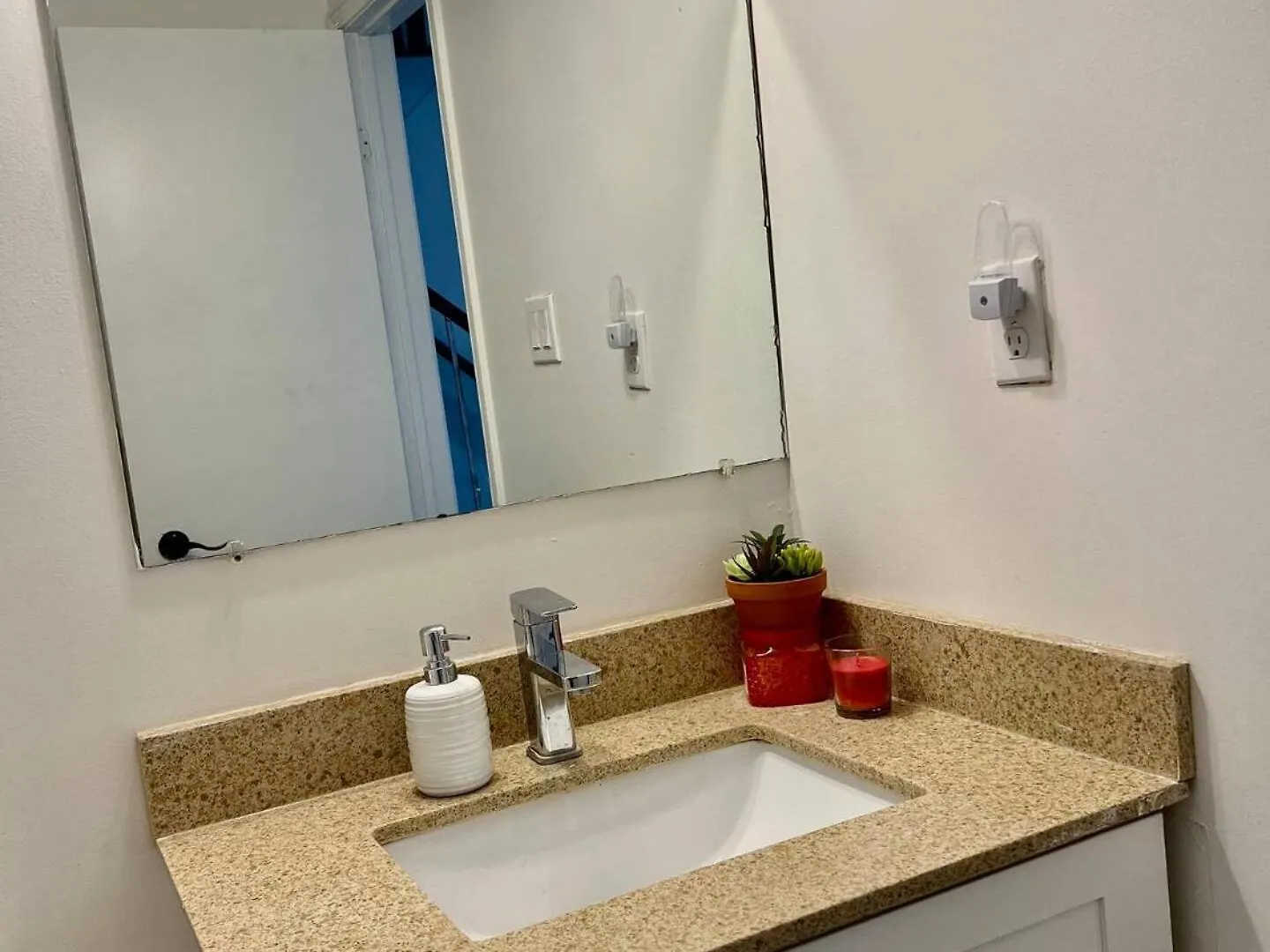 K5 Room Near Airport Mississauga Canada